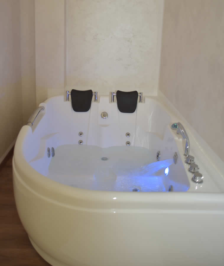 Suite con vasca idromassaggio e bagno privato moderno